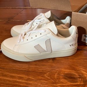 Veja Campo with chrome free, leather, extra white natural suede